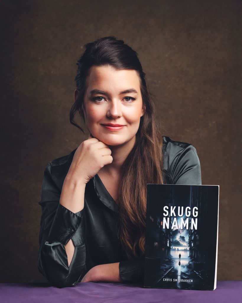Chris Smedbakken bredvid boken Skuggnamn